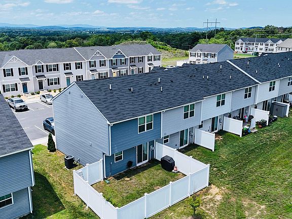 3rd image of 766 Carson Cir