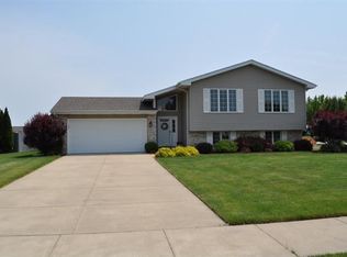9649 Clarmonte Dr, Saint John, IN 46373