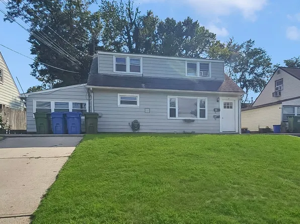 8 Kendall Dr, Parlin, NJ