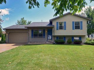 754 Cresthaven Dr, Cottage Grove, WI 53527