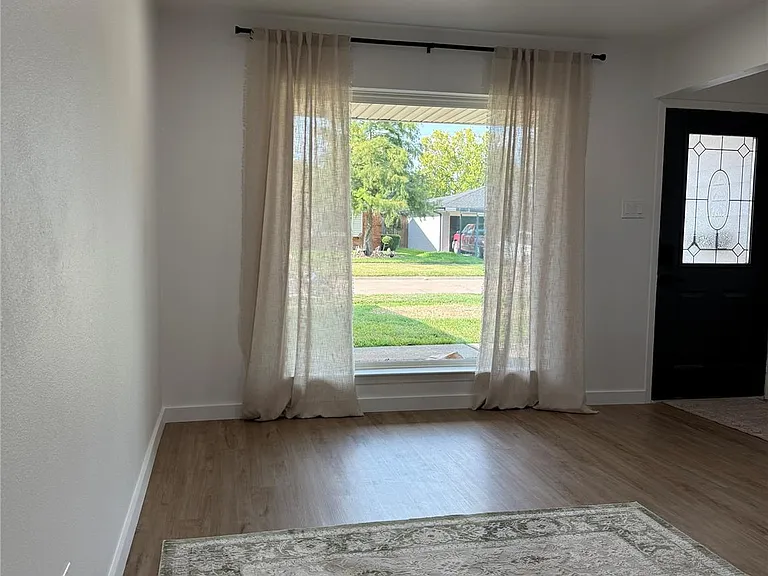 2726 Yale St — Photo 43