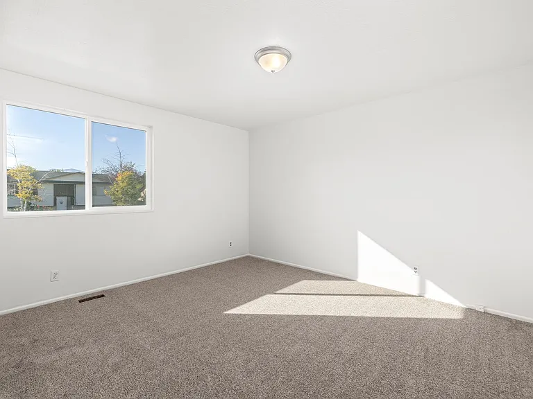 6585 S 5135 W — Photo 9