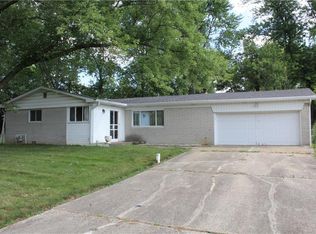 8821 Circle Dr, Fishers, IN 46038