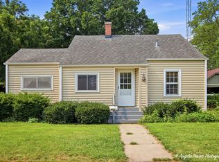 663 Pleasant St, Woodstock, IL 60098