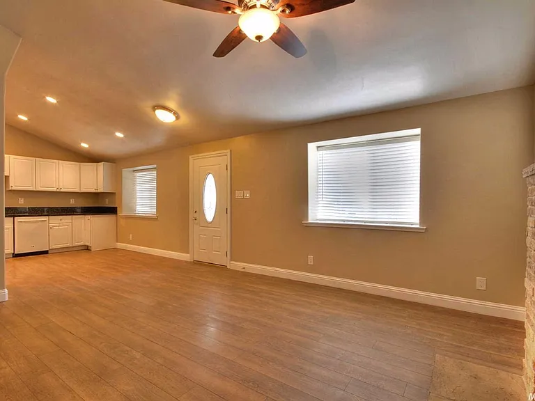 904 Singingwood Rd — Photo 8