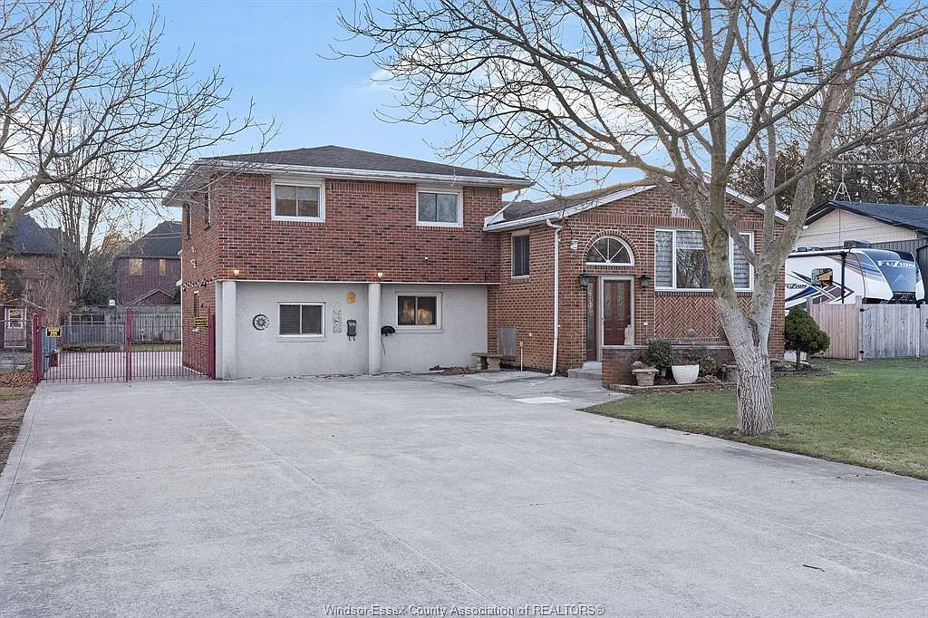 1116 Reaume Rd photo 1
