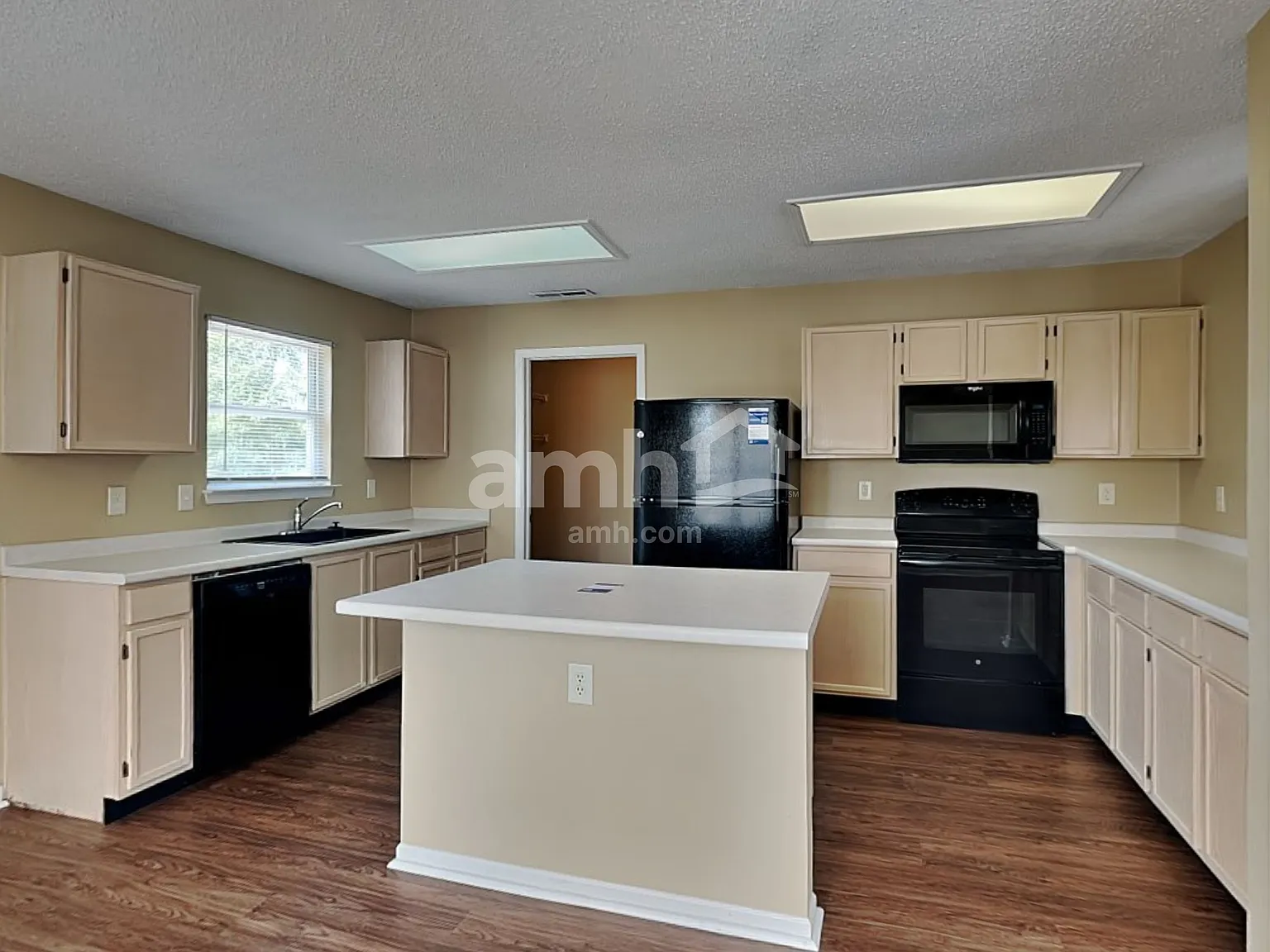 3 bed, 2.0 bath, 1623 sqft, $2,130 — Photo 3