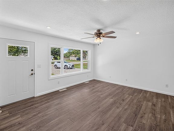 5th image of 1952 S Westgate Dr