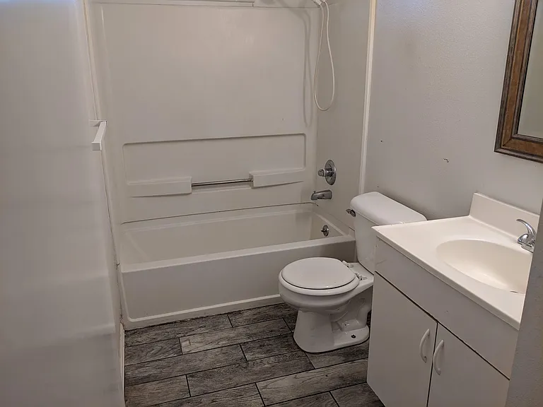 560 N Grand Ave #C — Photo 7