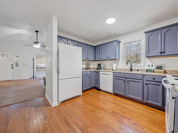 5th image of 102 Woodlake Dr