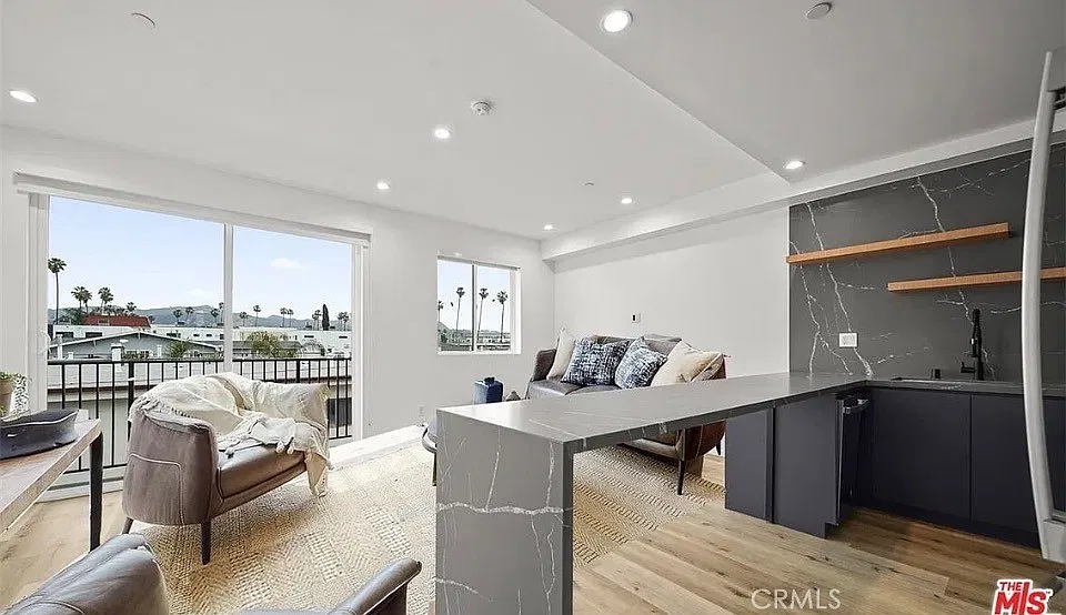 3 bed, 2.5 bath, 1547 sqft, $3,950 — Photo 2