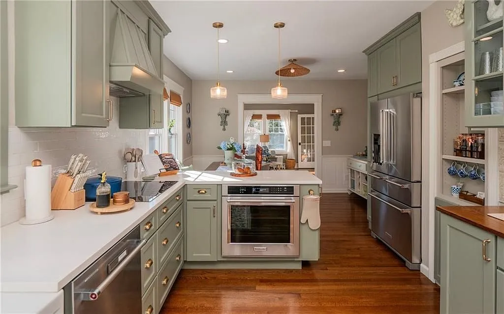 2 bed, 1.0 bath, 988 sqft, $4,800 — Photo 3