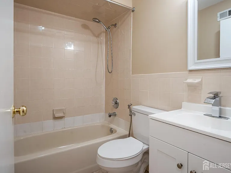 4410 Birchwood Ct — Photo 10