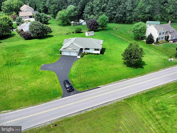 3rd image of 2 Highland Hills Dr