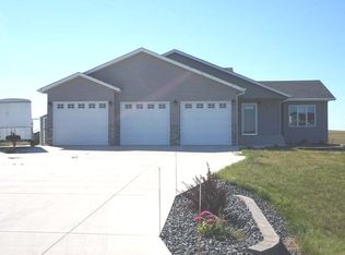 5601 Copper Ridge Ln, Bismarck, ND 58504