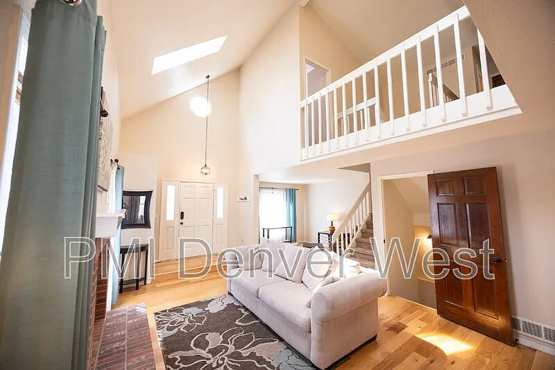 4 bed, 3.5 bath, 2332 sqft, $2,900 — Photo 2