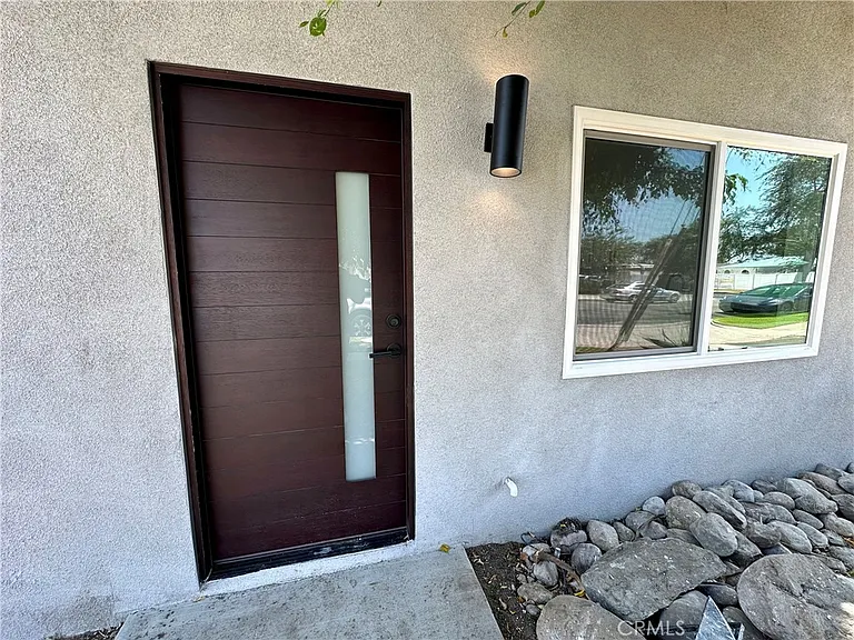 1944 W Valencia Dr — Photo 2