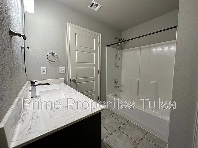 13441 S 72nd Ct E — Photo 14