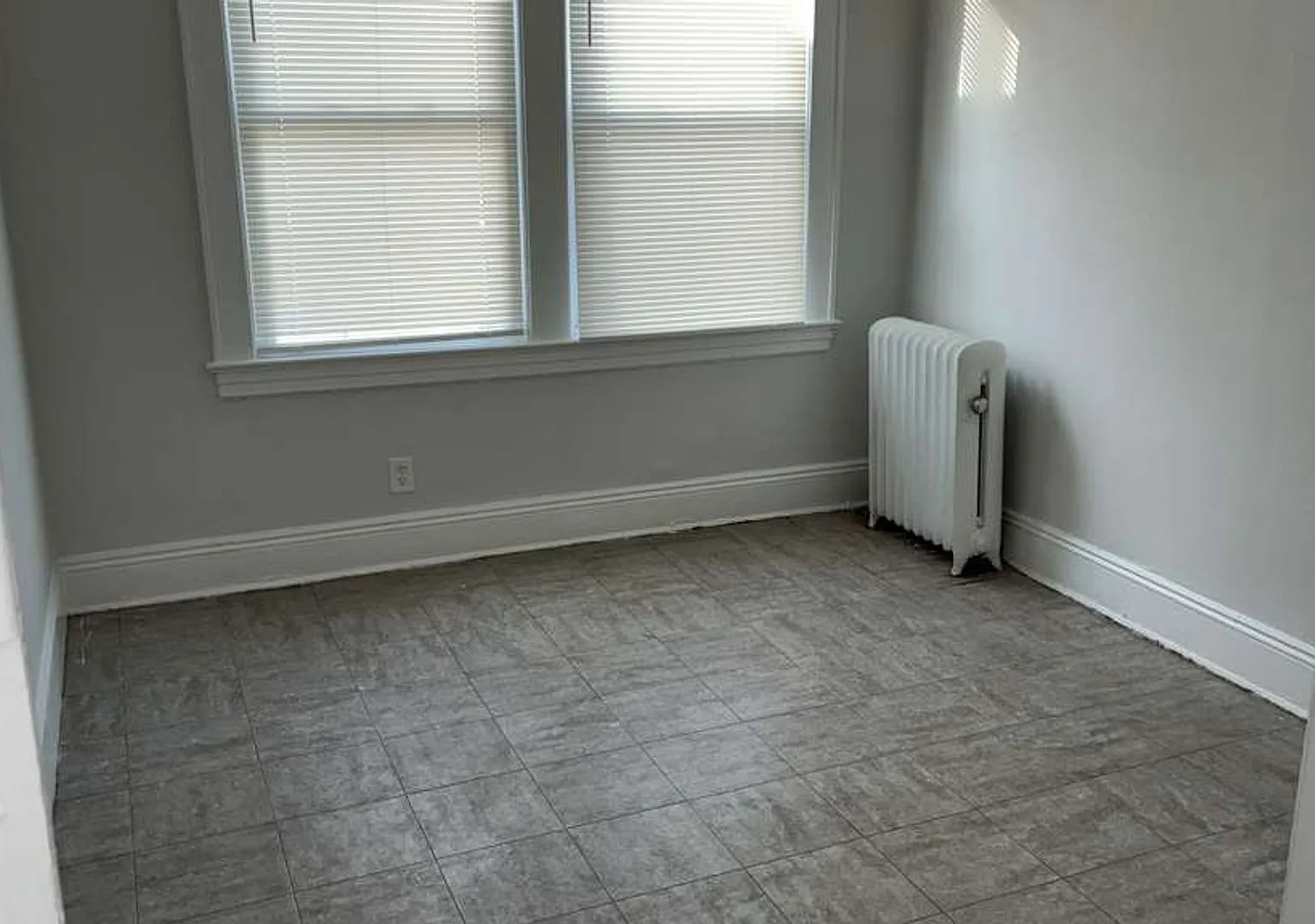 Bright 3-Bedroom Home with Private Entrance, Spacious Layout & Prime Plainfield Location — Photo 3