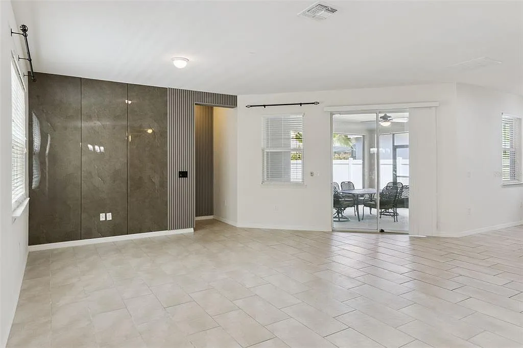 5 bed, 3.5 bath, 3448 sqft, $3,800 — Photo 3