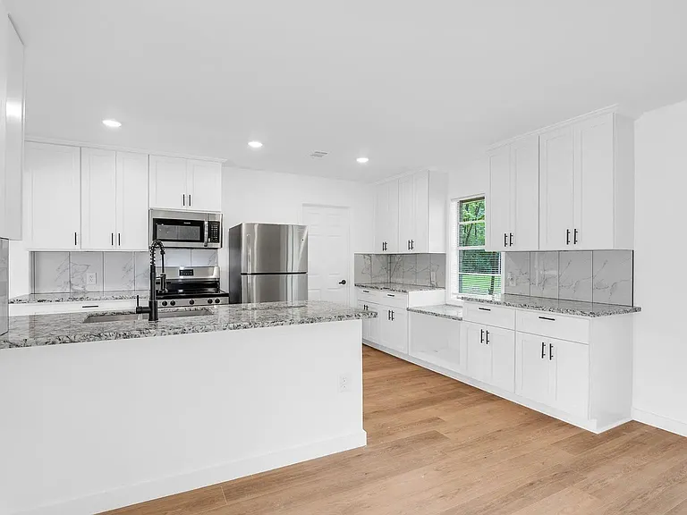 290 E Smith St — Photo 16