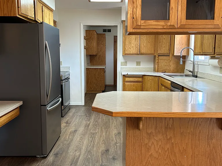 654 E Maple Pl — Photo 6