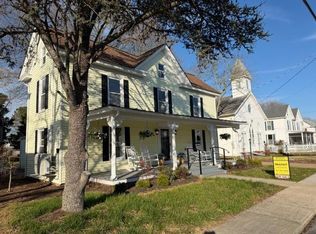 27 Main St, Wachapreague, VA