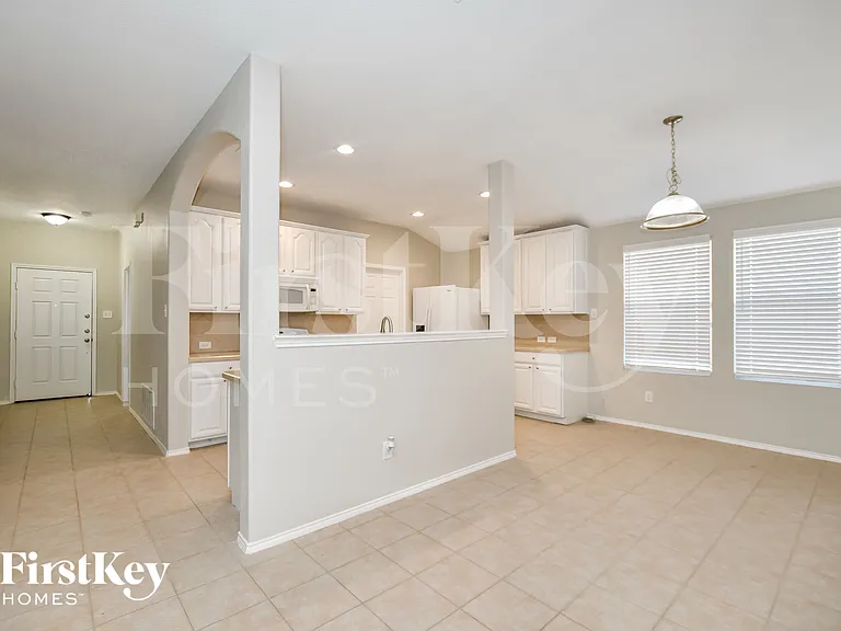 716 Austin Ln — Photo 5