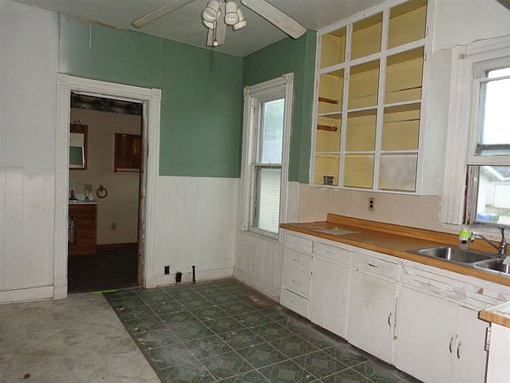 4th image of 220 E Superior St