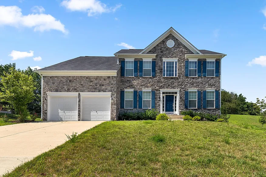 5 bed, 4749 sqft, $5,000 — Photo 1