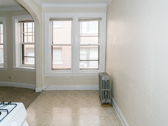 5th image of 525 W Cornelia Ave APT 205