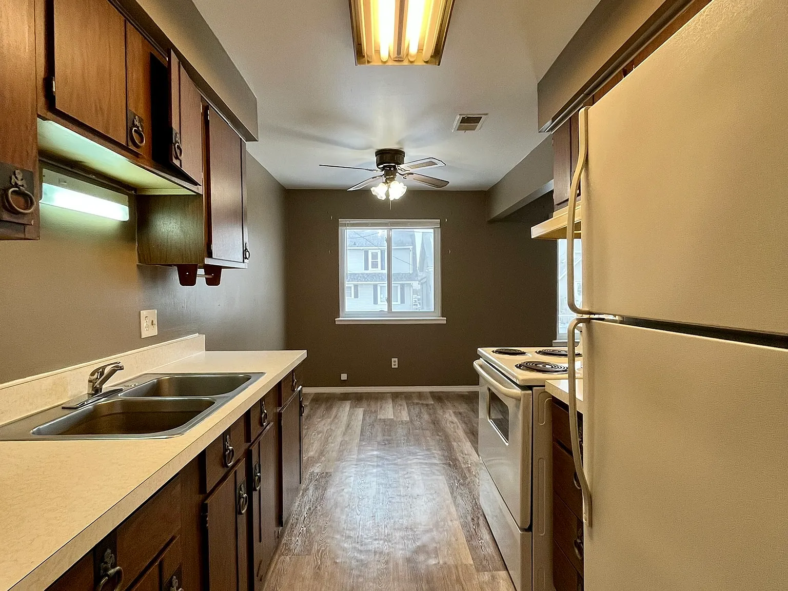 939 James St- SRM — Photo 2