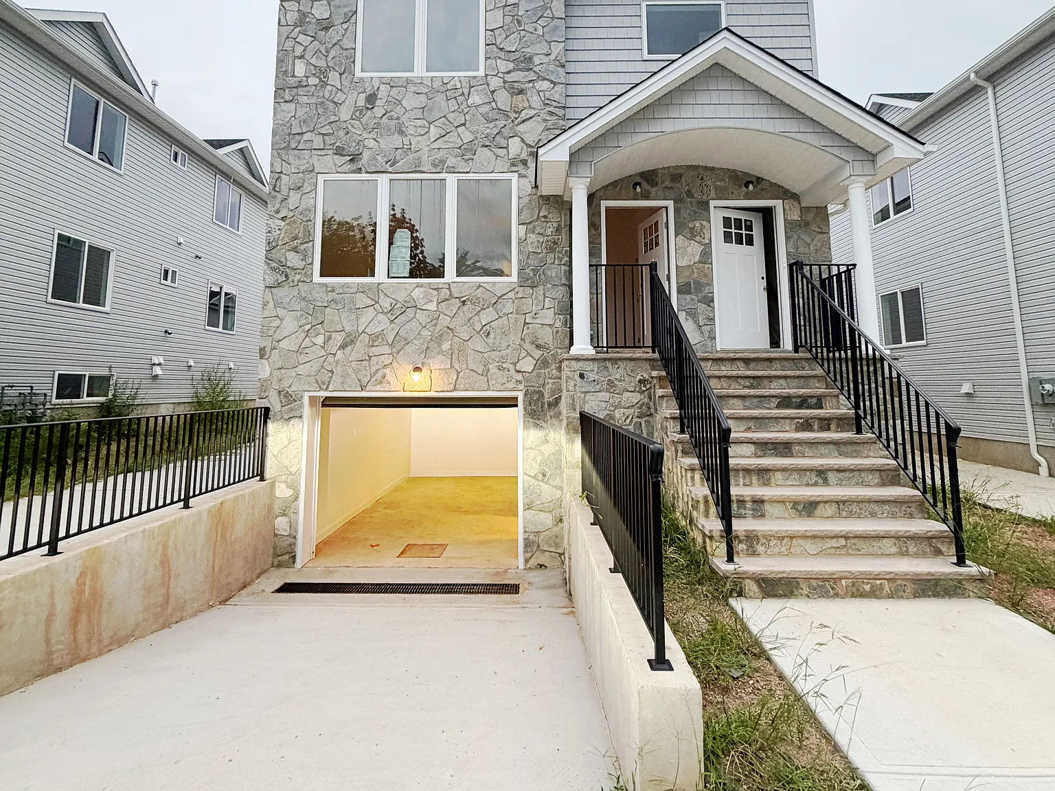736 Maguire Ave — Photo 1