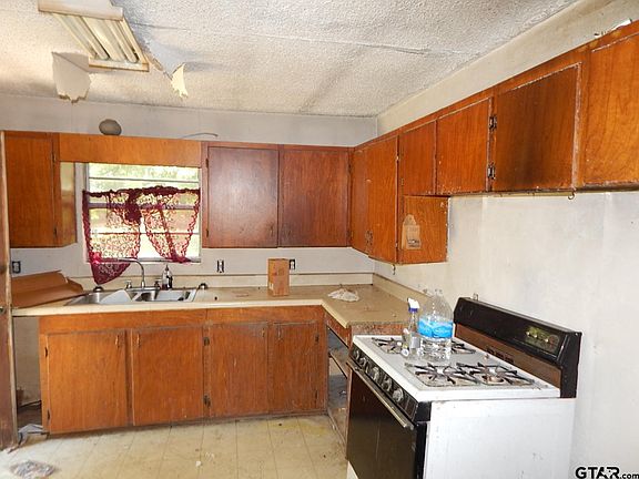 3rd image of 208 Crawford St
