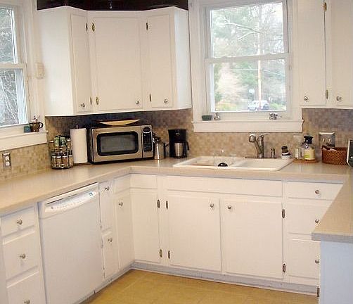Kitchen updated in 2006 with tile flooring and backsplash, new counters
