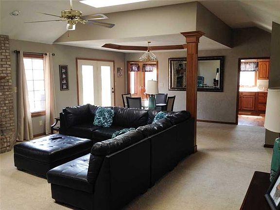 4th image of 979 Silver Creek Way