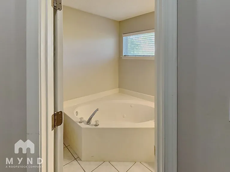 8313 Regal Bend Dr — Photo 17