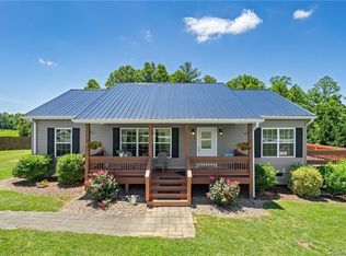 135 Ridge Field Dr, Hendersonville, NC 28792
