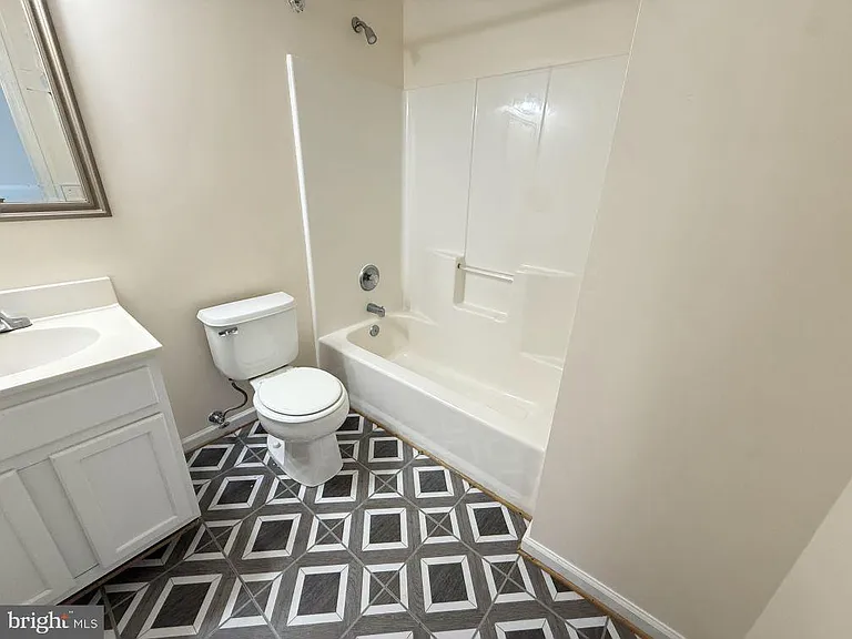 301 Sutton Ct — Photo 14