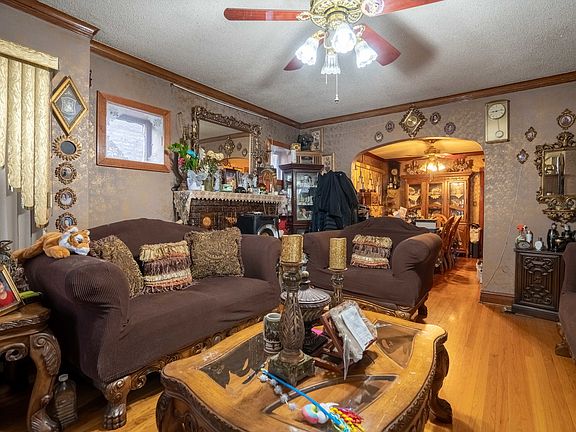 3rd image of 4830 W Oakdale Ave