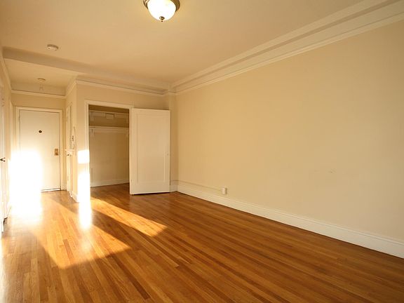 3rd image of 625 Leavenworth St APT 305