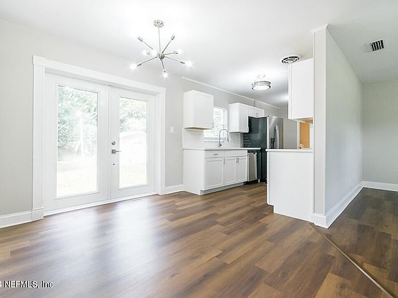3rd image of 2526 BURLINGAME Drive W