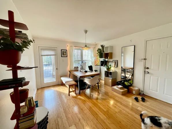 3312 Wyndham Cir APT 203, Alexandria, VA 22302