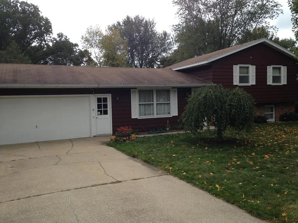 1572 Woodlawn Ave photo 1