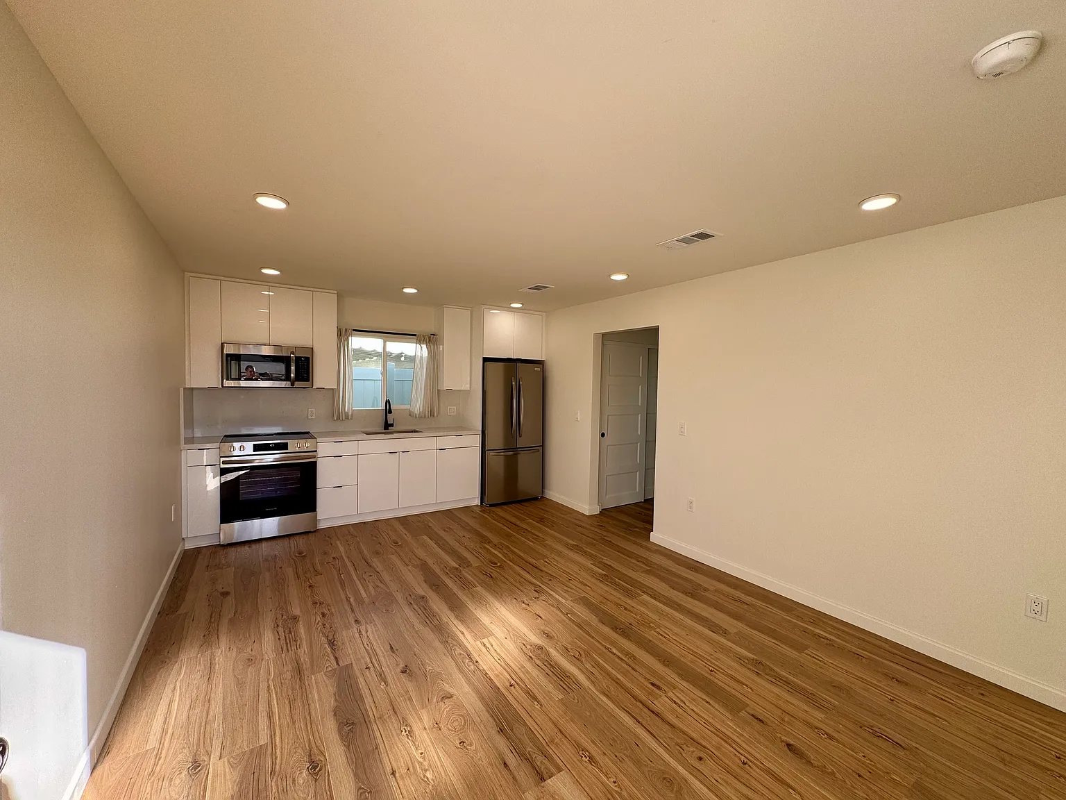 1 bed, 550 sqft, $2,150 — Photo 3