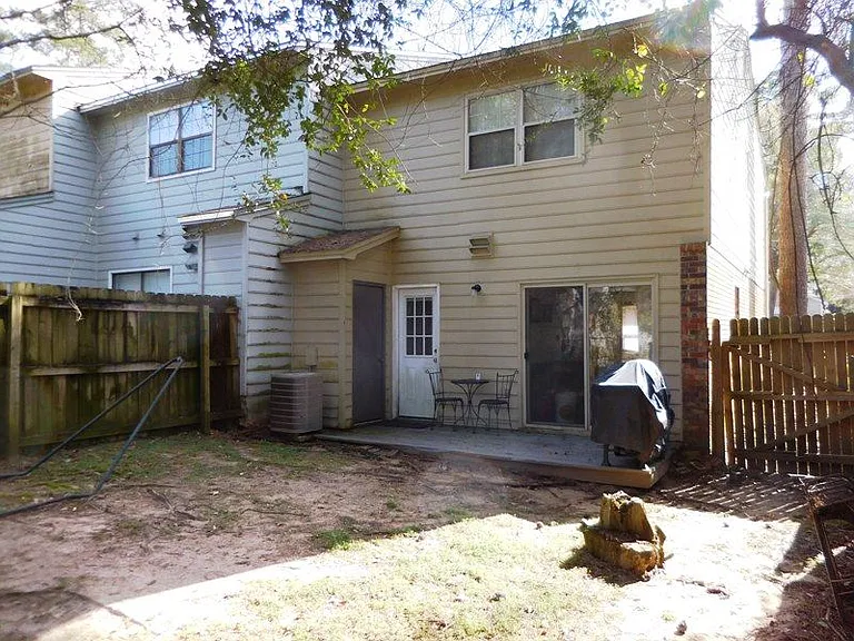 2304 Claremont Ln — Photo 4