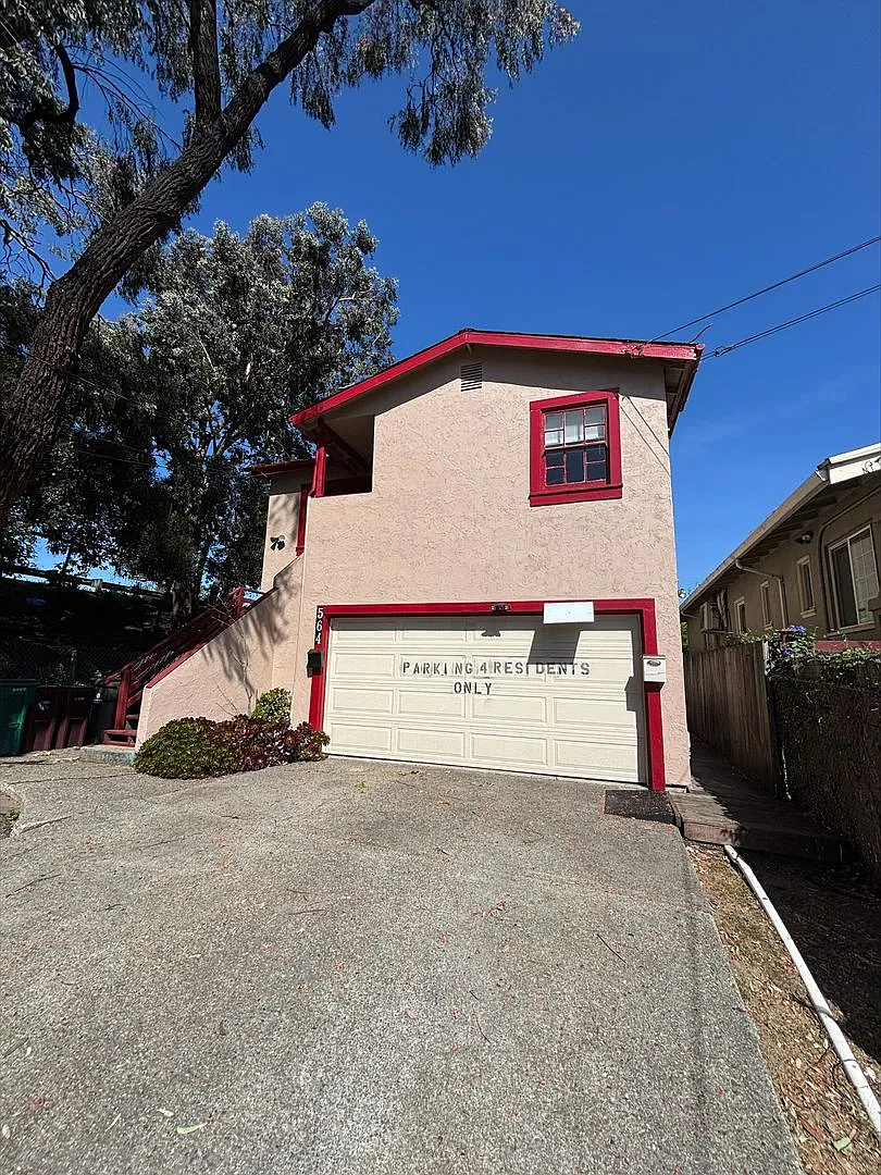 Building Photo - 564 44th St