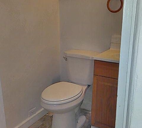 one of the 2 bathrooms