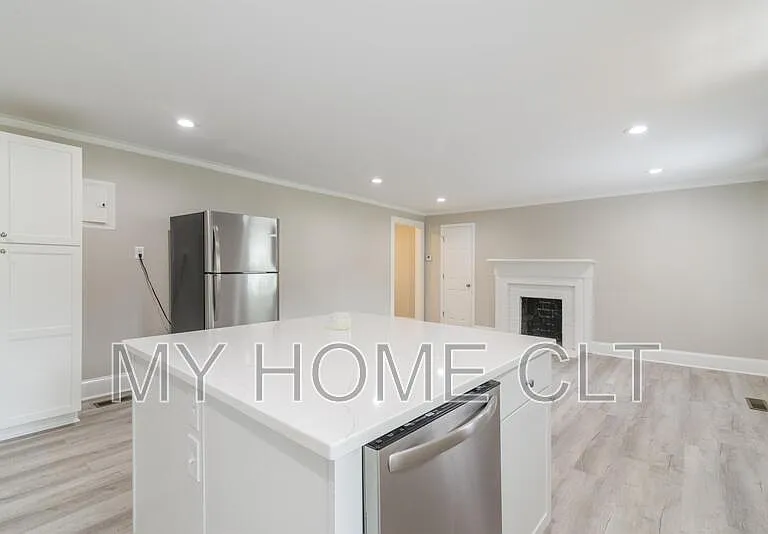 2336 Barry St #A — Photo 9