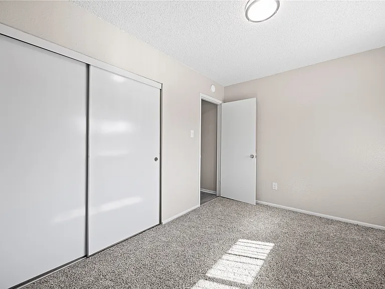 1305 Estes St — Photo 10